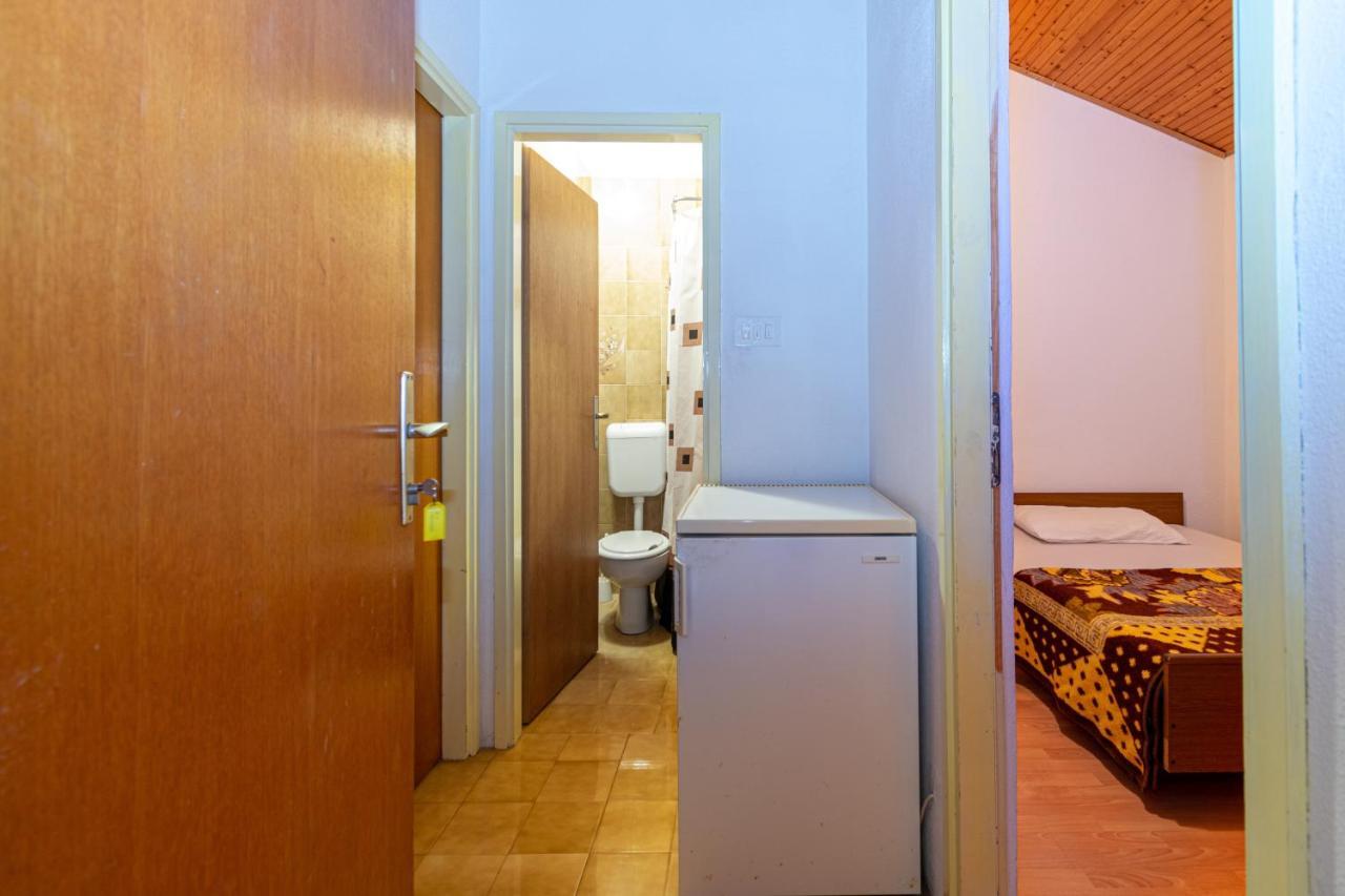 Apartments By The Sea Mandre, Pag - 4101 โคลัน ภายนอก รูปภาพ